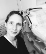 Geburtsbegleitung in Würzburg – Lena Reinhart hält liebevoll eine Hand